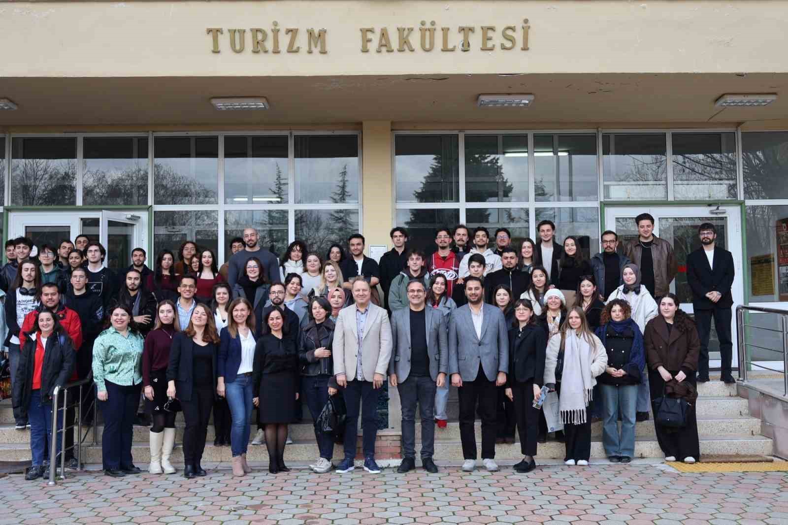 Mesleğin ustası öğrencilerle tecrübelerini paylaştı
Mesleğin ustası öğrencilerle tecrübelerini paylaştı