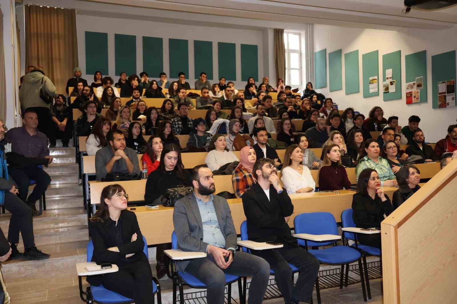 Mesleğin ustası öğrencilerle tecrübelerini paylaştı
Mesleğin ustası öğrencilerle tecrübelerini paylaştı