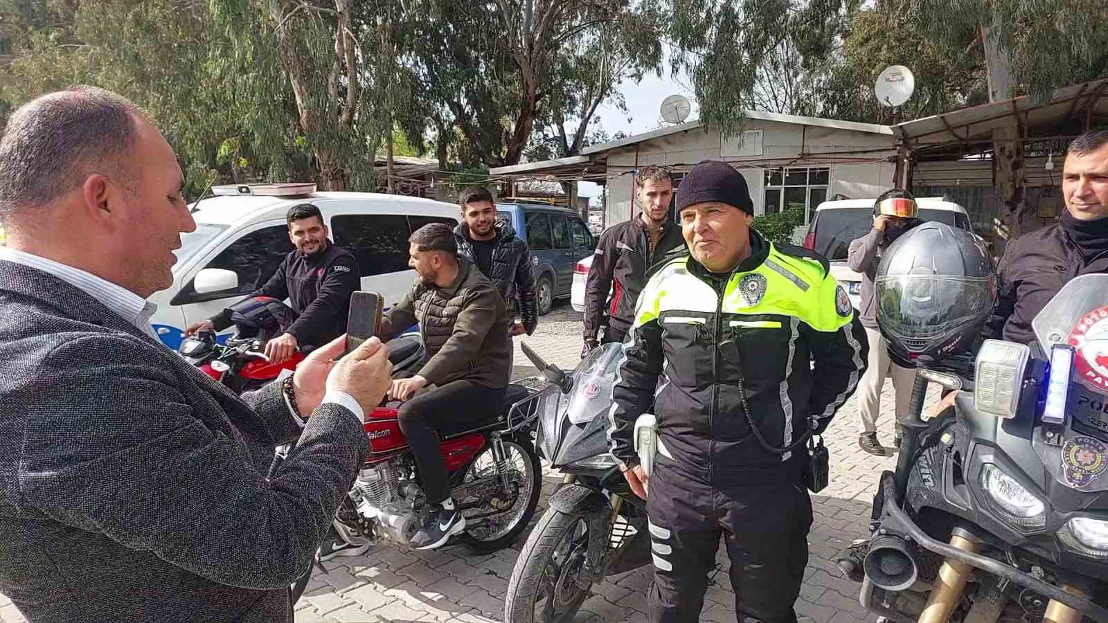 Mesleğinde 32 yılı geride bırakarak emekli olan trafik polisinin son görevinde motosikletlilerden sürpriz
