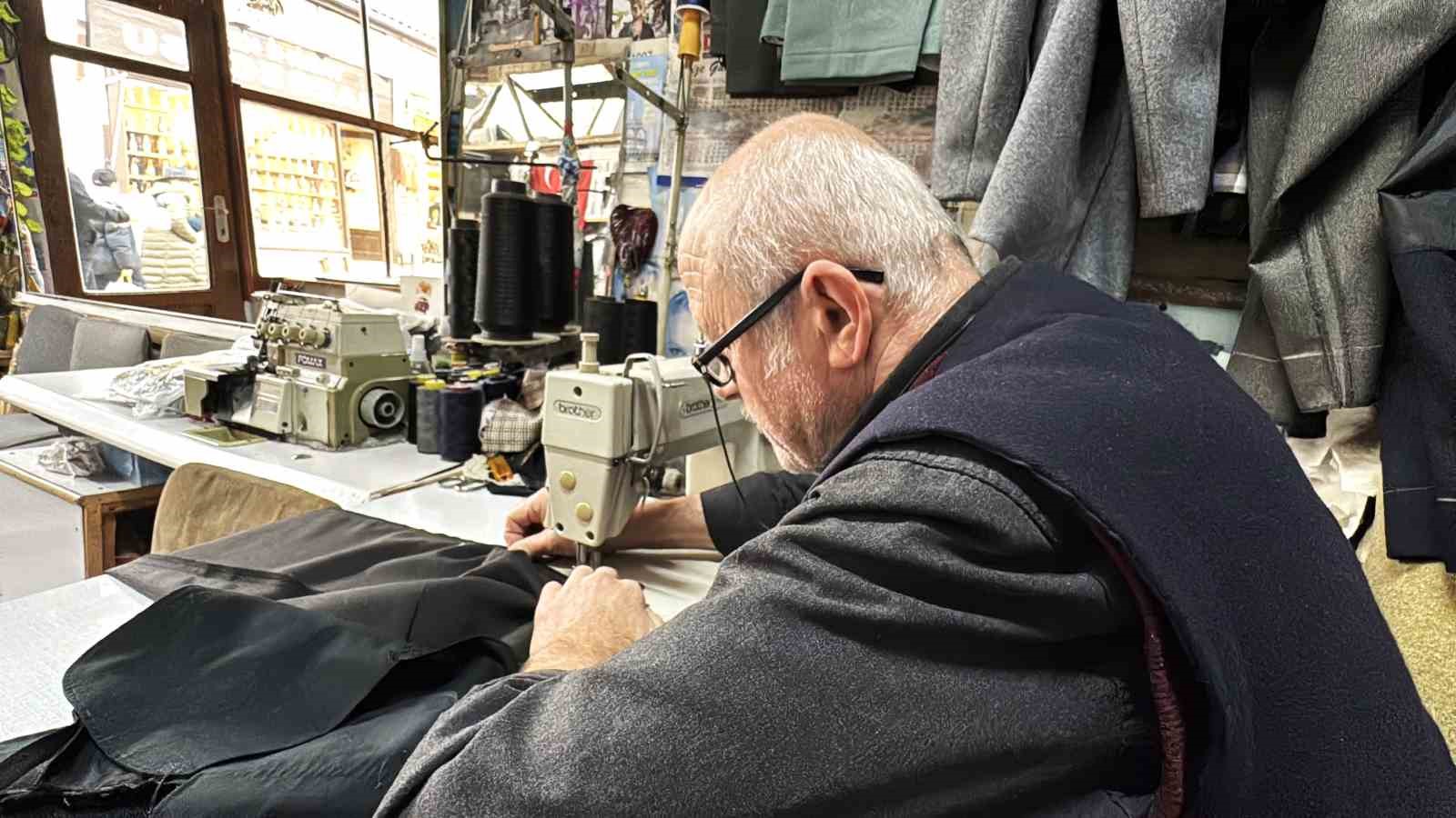 Mesleğinde yarım asrı geride bırakan terzi tarihi kentte zamana direniyor
