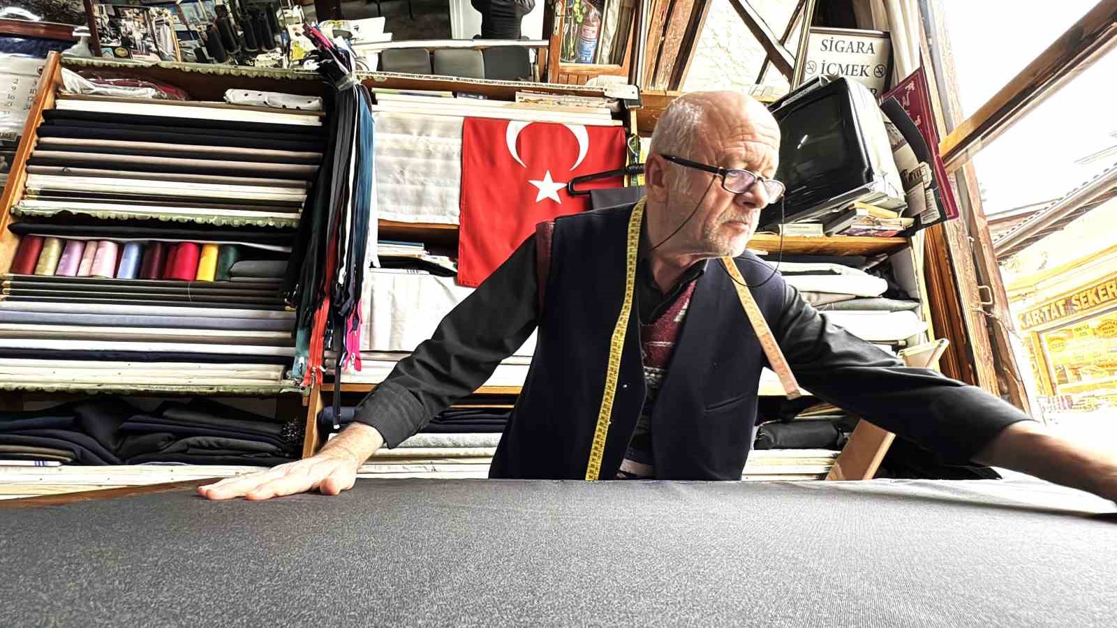 Mesleğinde yarım asrı geride bırakan terzi tarihi kentte zamana direniyor
