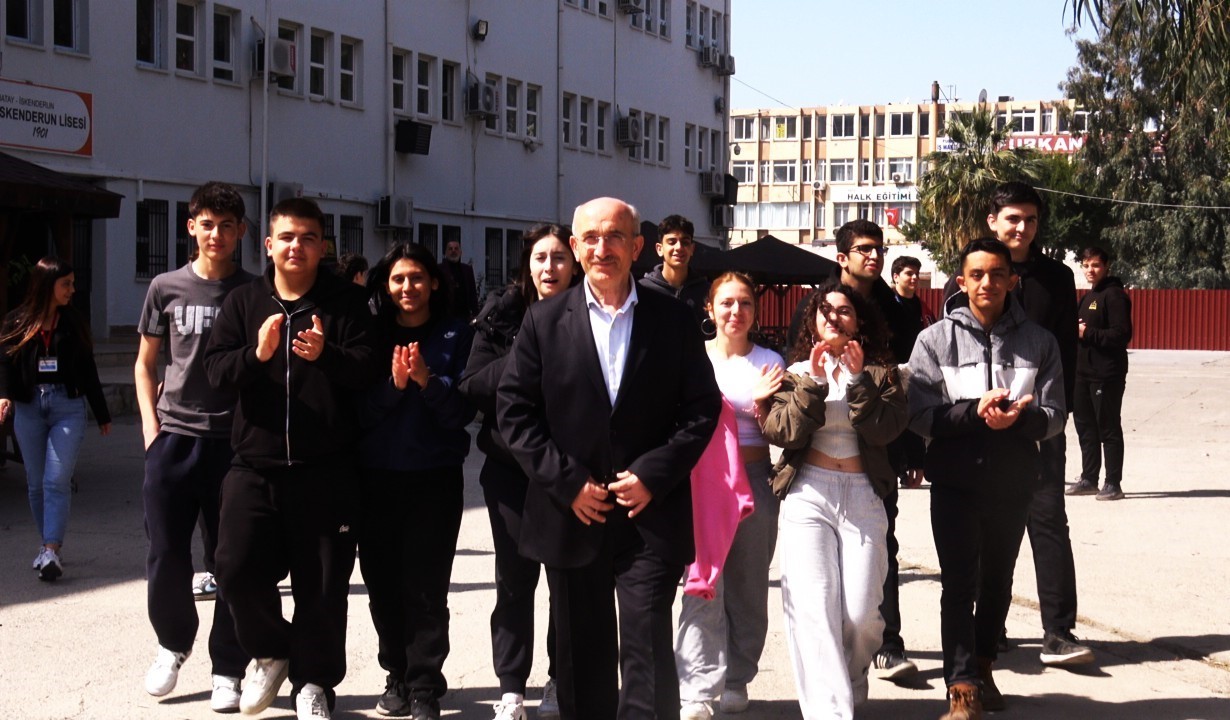 Meslek hayatında 50 bin öğrencinin hayatına dokunan 40 yıllık öğretmene alkışlar içerisinde hüzünlü veda
