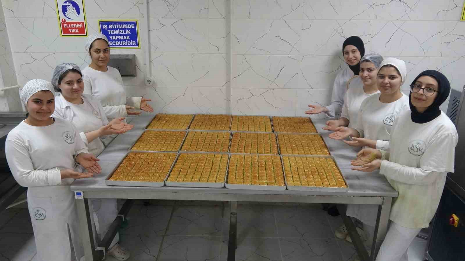 Meslek liseli kızların Ramazan’da baklava mesaisi
