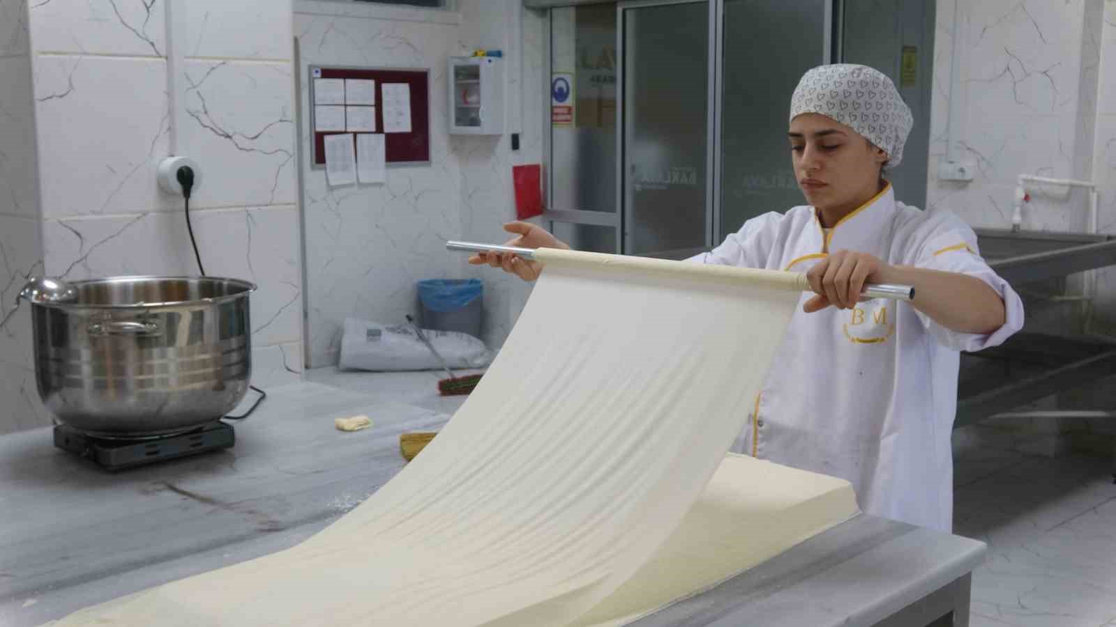 Meslek liseli kızların Ramazan’da baklava mesaisi
