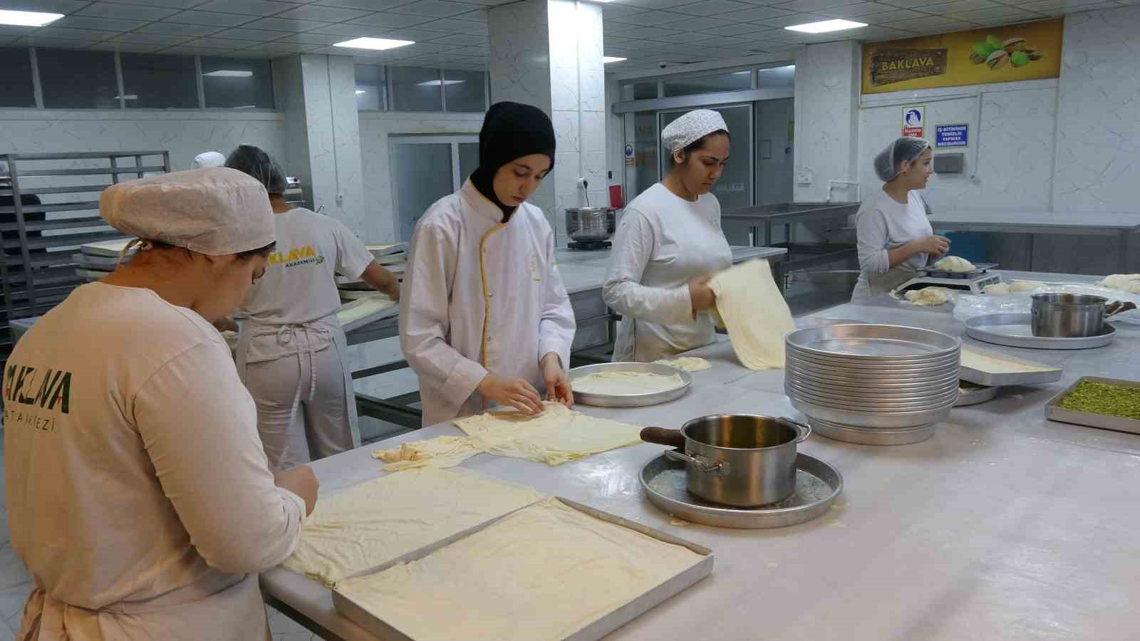 Meslek liseli kızların Ramazan’da baklava mesaisi
