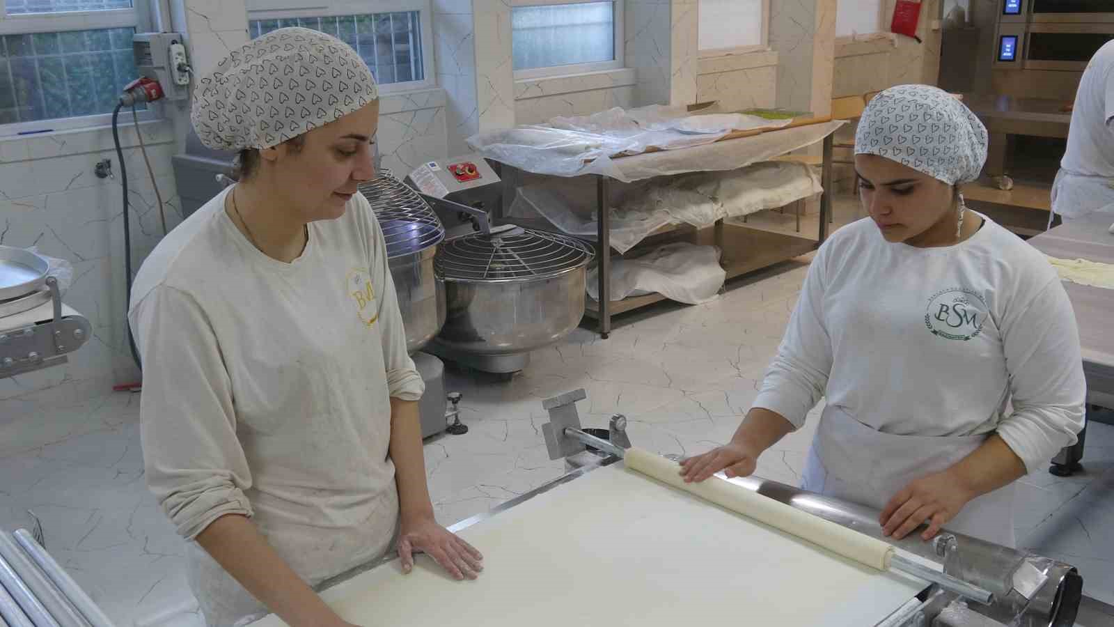 Meslek liseli kızların Ramazan’da baklava mesaisi
