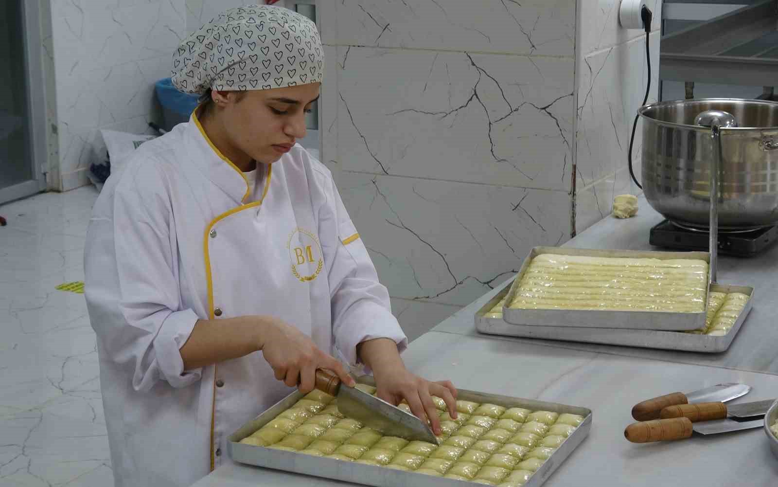 Meslek liseli kızların Ramazan’da baklava mesaisi
