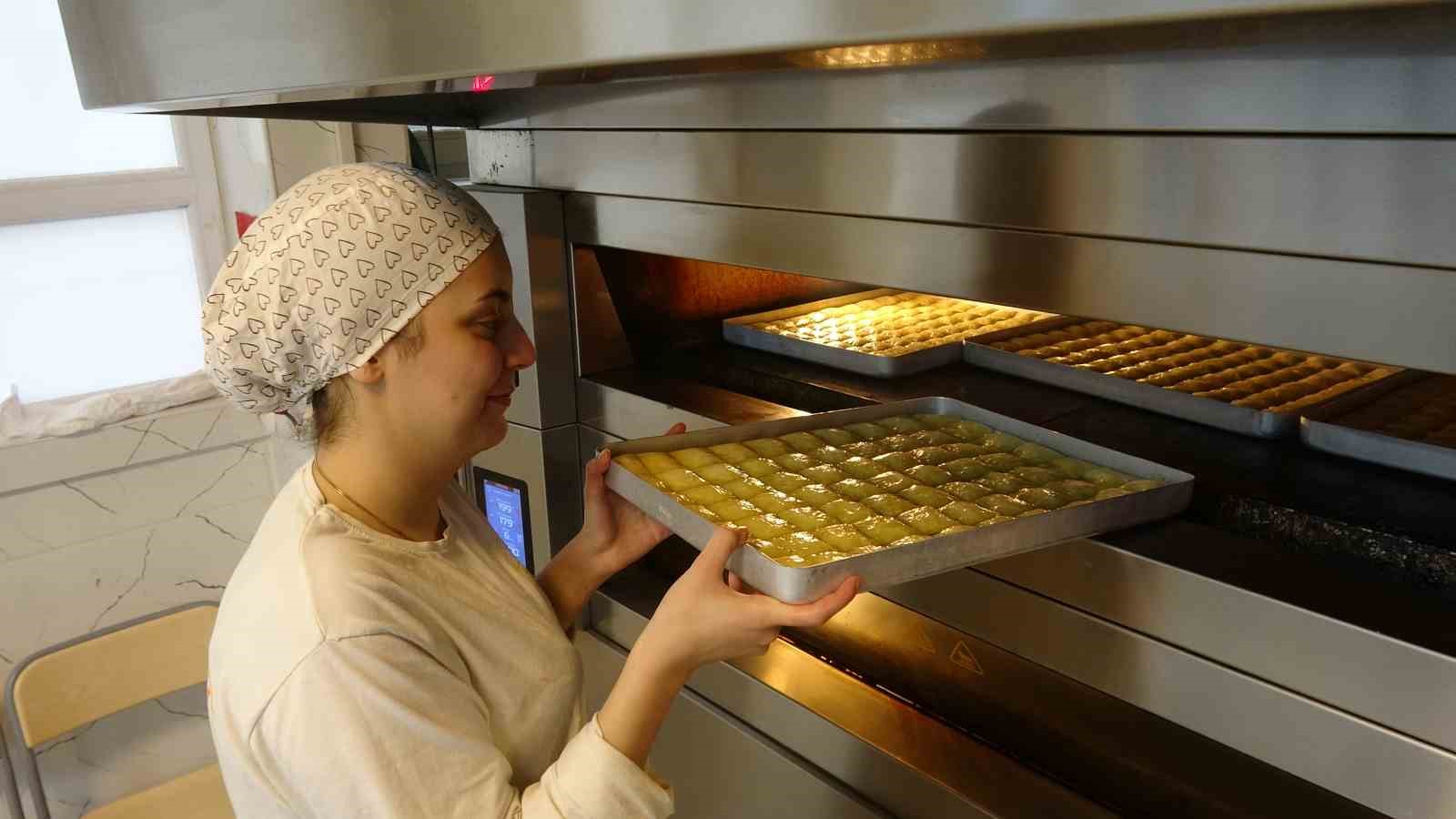 Meslek liseli kızların Ramazan’da baklava mesaisi
