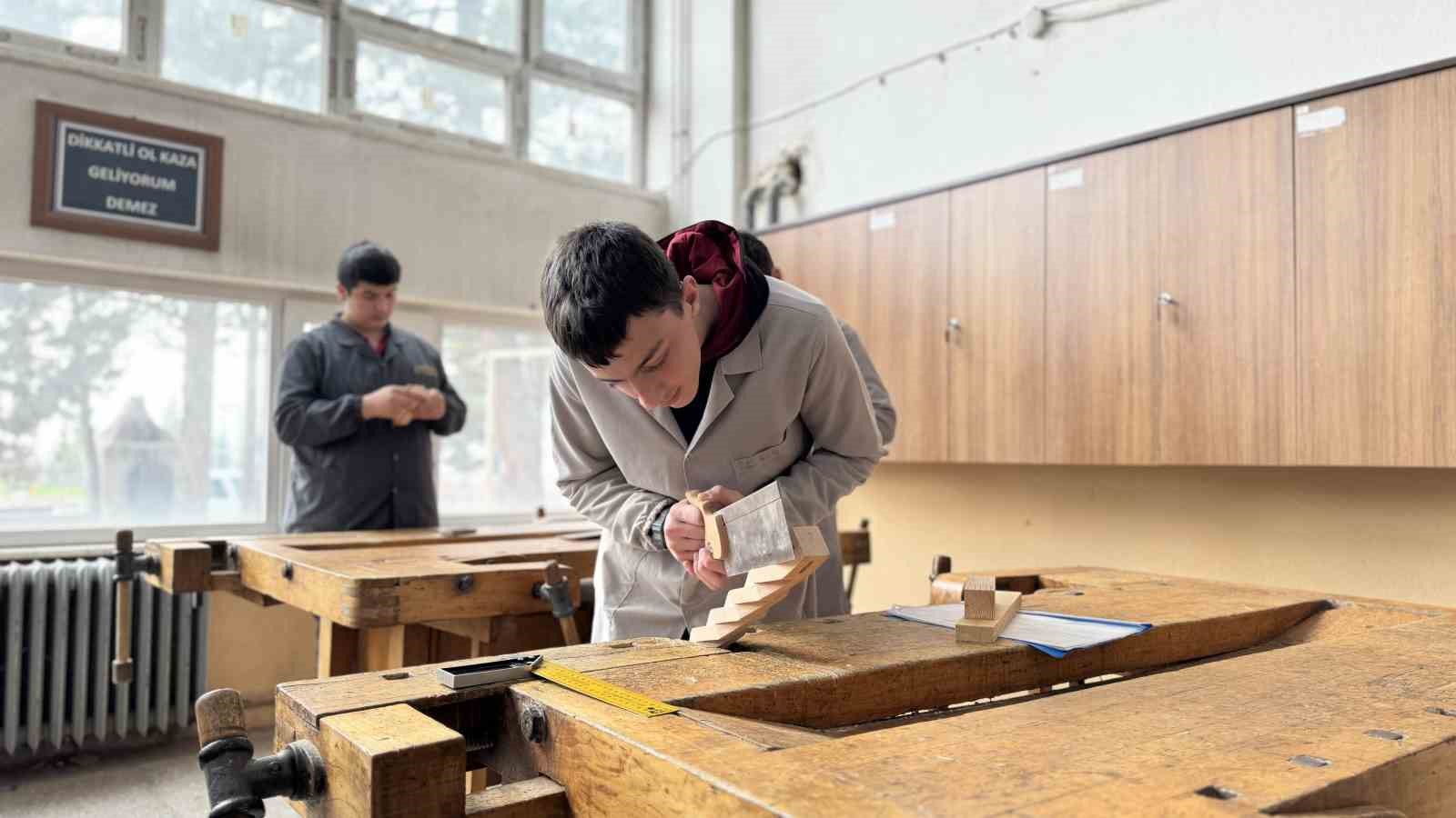 Meslek lisesi öğrencilerinin el emeği ürünleri döner sermayeye kazandırılacak
