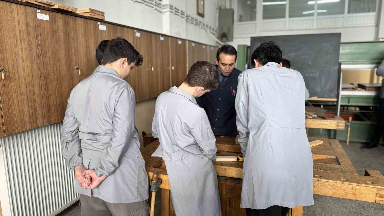 Meslek lisesi öğrencilerinin el emeği ürünleri döner sermayeye kazandırılacak
