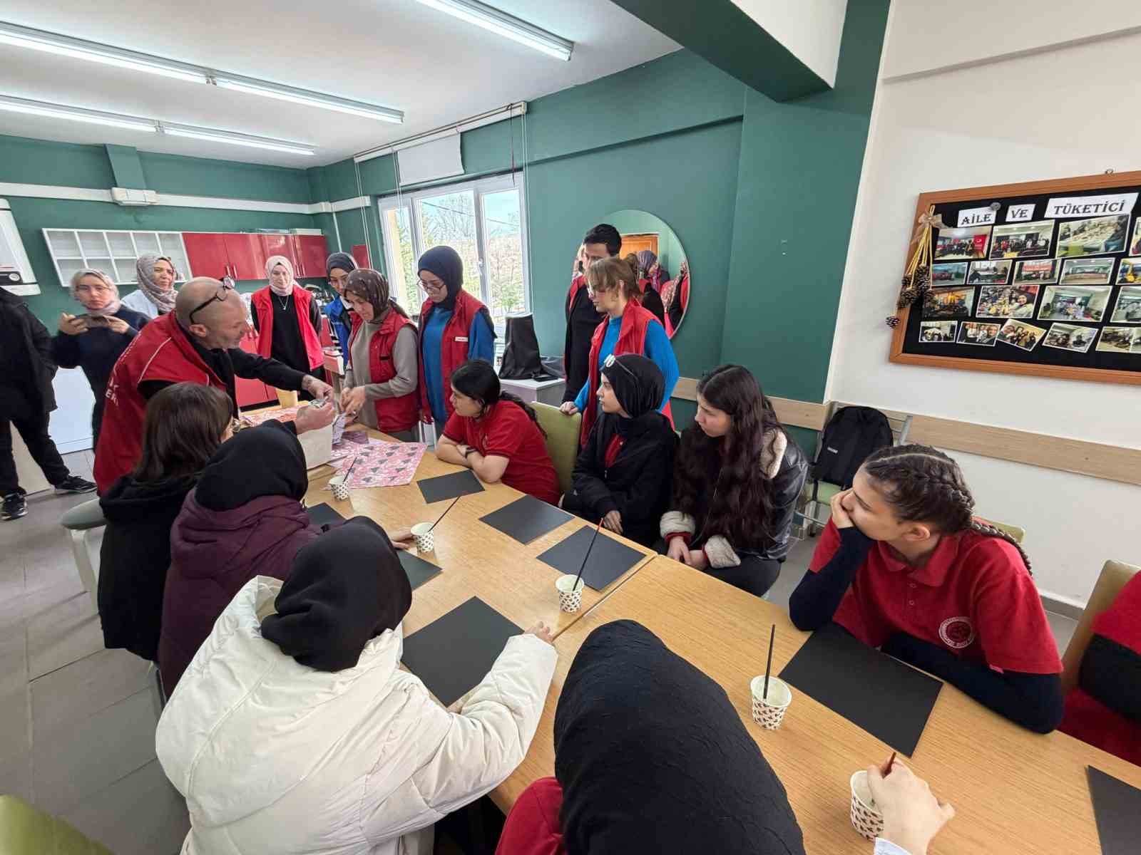 Meslek Lisesi’nde ebru kolajı atölyesi düzenlendi
