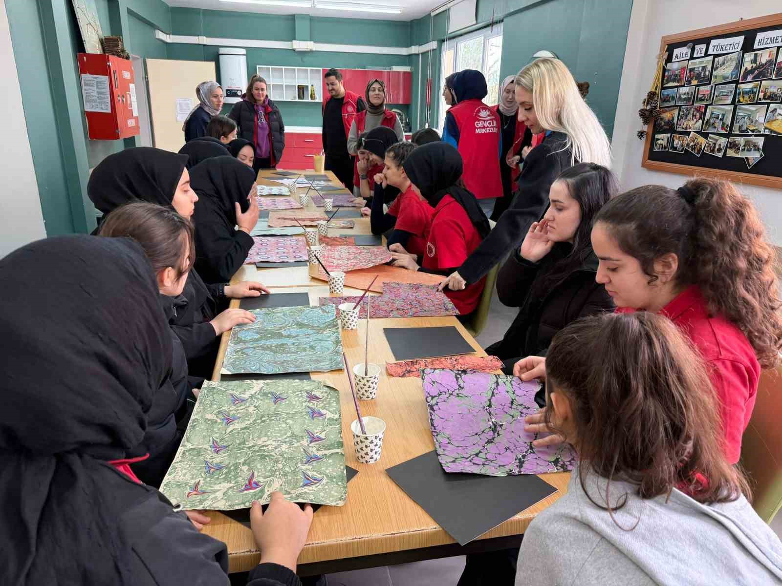 Meslek Lisesi’nde ebru kolajı atölyesi düzenlendi
