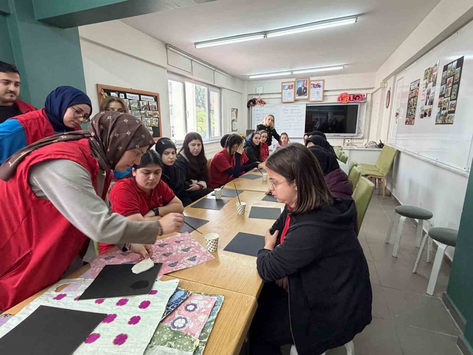 Meslek Lisesi’nde ebru kolajı atölyesi düzenlendi
