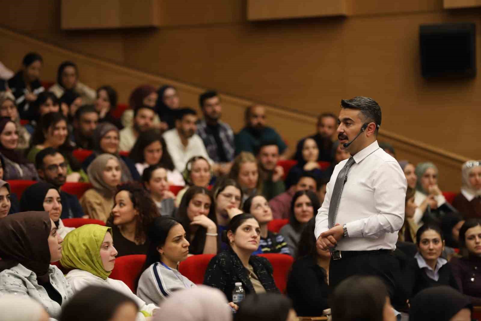 Mesleki tecrübelerini aday öğretmenlerle paylaştı
