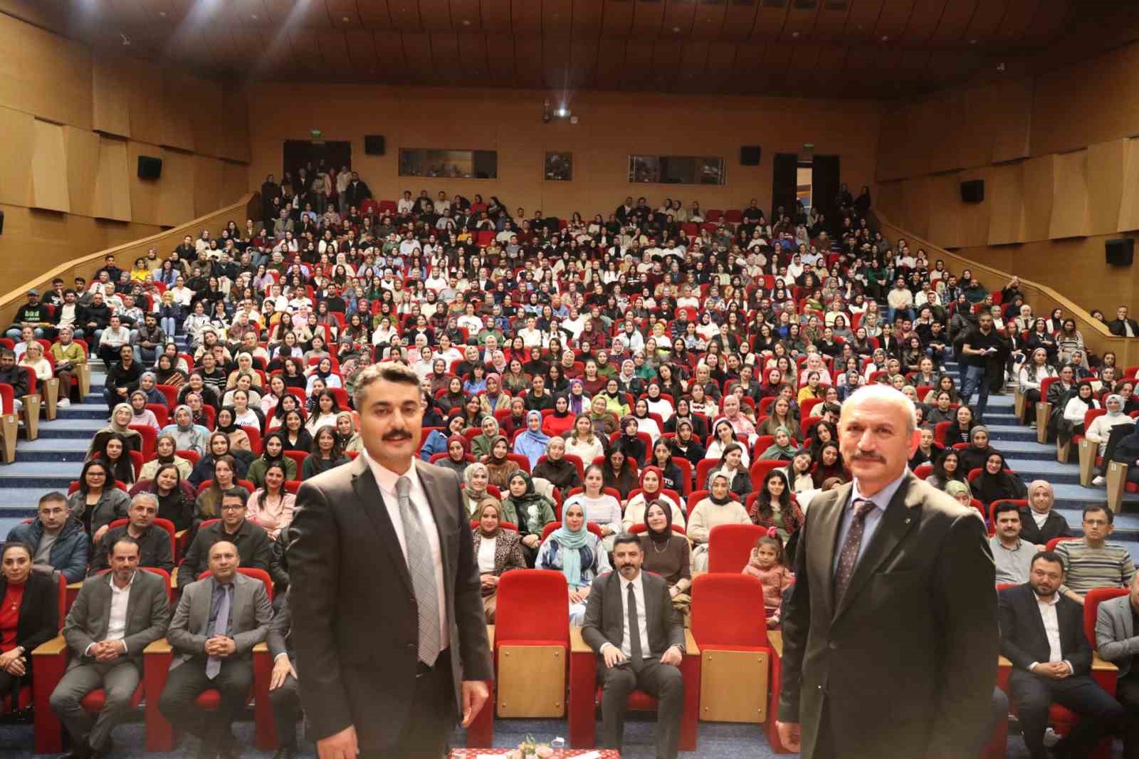 Mesleki tecrübelerini aday öğretmenlerle paylaştı
