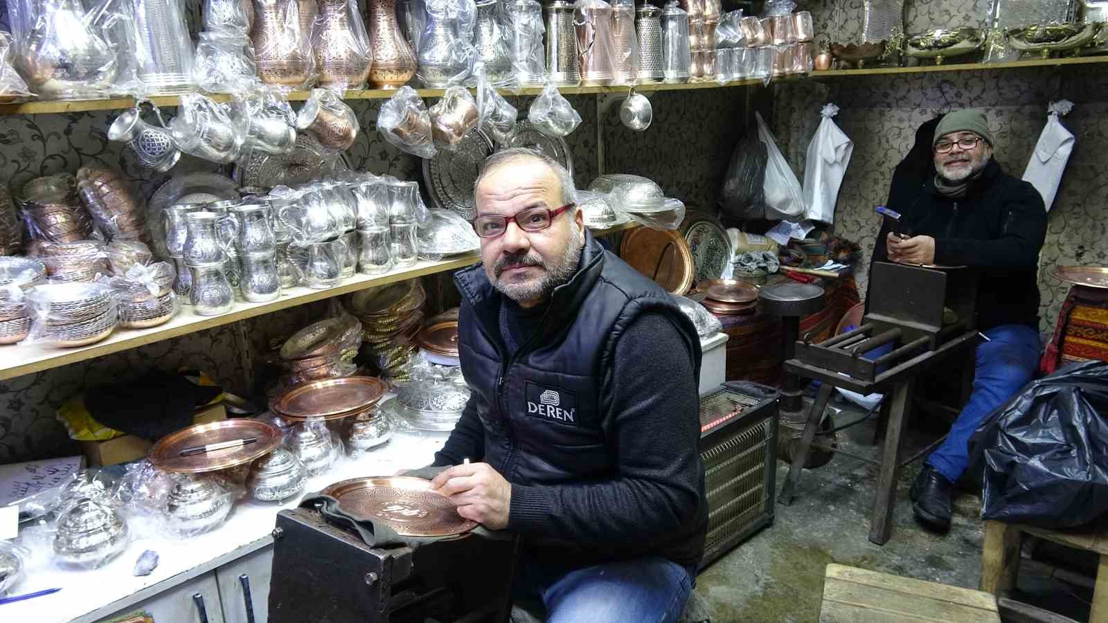 Meslektaş dayı yeğen 44 yıldır birlikte bakır işliyor
Meslektaş dayı yeğen 44 yıldır birlikte bakır işliyor