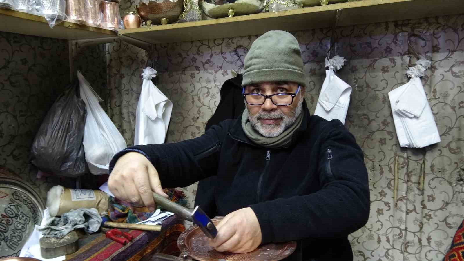 Meslektaş dayı yeğen 44 yıldır birlikte bakır işliyor
Meslektaş dayı yeğen 44 yıldır birlikte bakır işliyor