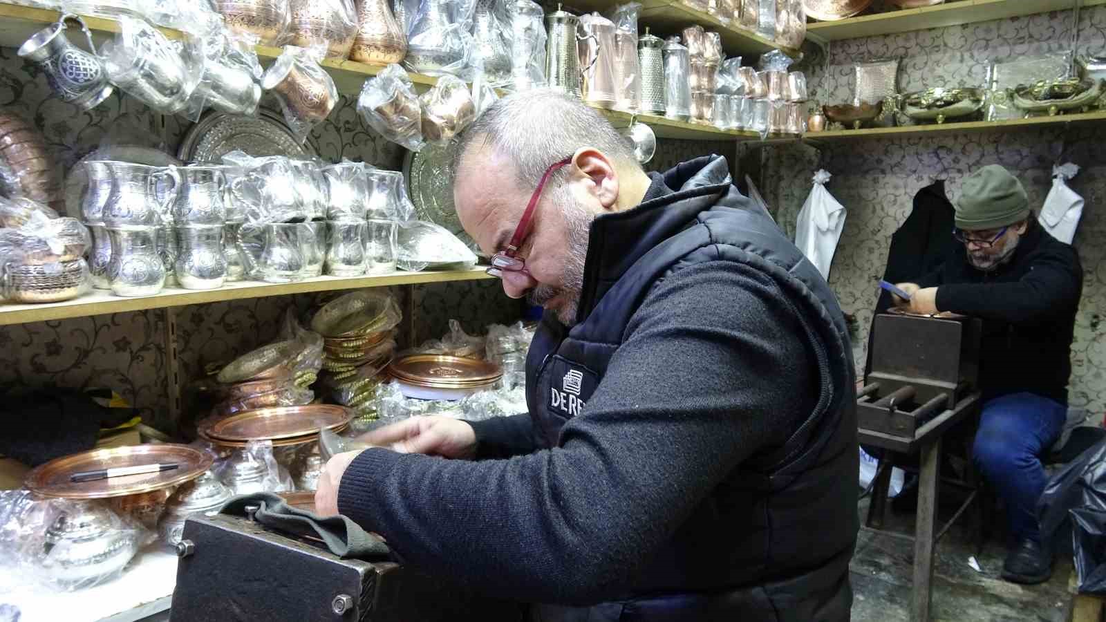 Meslektaş dayı yeğen 44 yıldır birlikte bakır işliyor
Meslektaş dayı yeğen 44 yıldır birlikte bakır işliyor