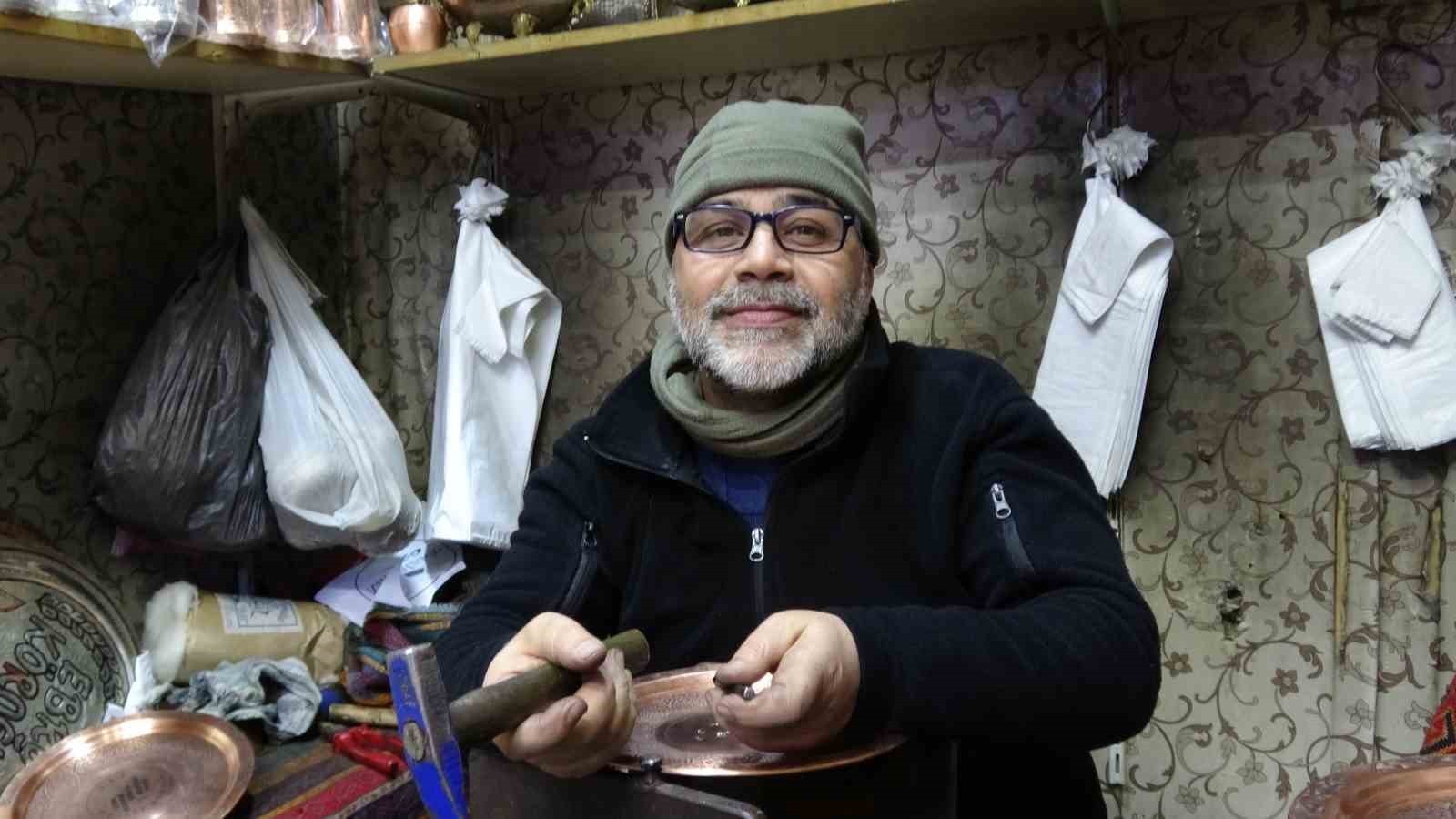 Meslektaş dayı yeğen 44 yıldır birlikte bakır işliyor
Meslektaş dayı yeğen 44 yıldır birlikte bakır işliyor