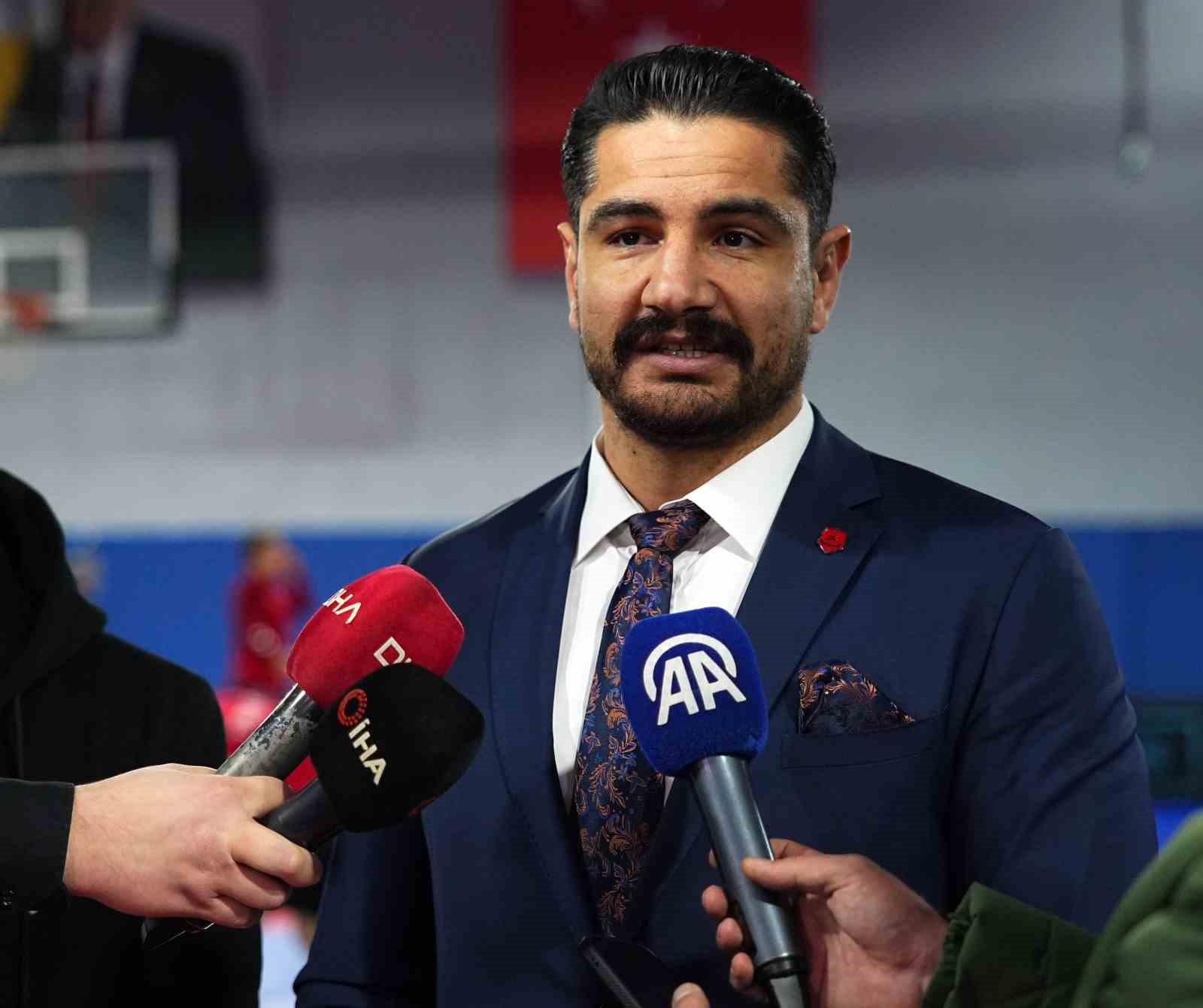 Mesut Özil’den Güreş Milli Takımı’na ziyaret
Mesut Özil’den Güreş Milli Takımı’na ziyaret