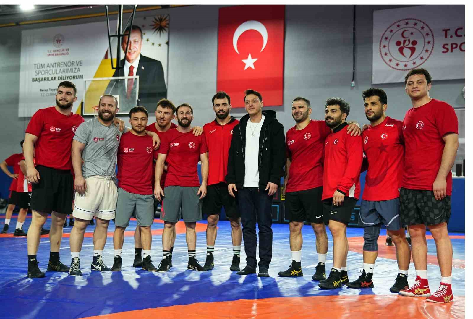 Mesut Özil’den Güreş Milli Takımı’na ziyaret
Mesut Özil’den Güreş Milli Takımı’na ziyaret