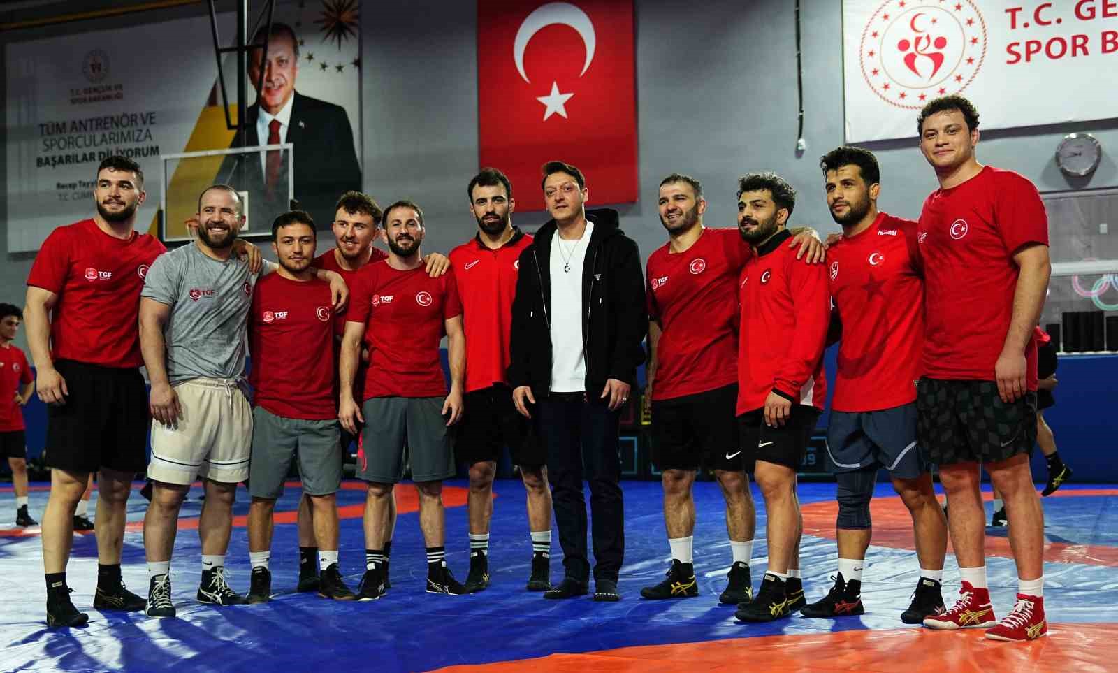 Mesut Özil’den Güreş Milli Takımı’na ziyaret
Mesut Özil’den Güreş Milli Takımı’na ziyaret
