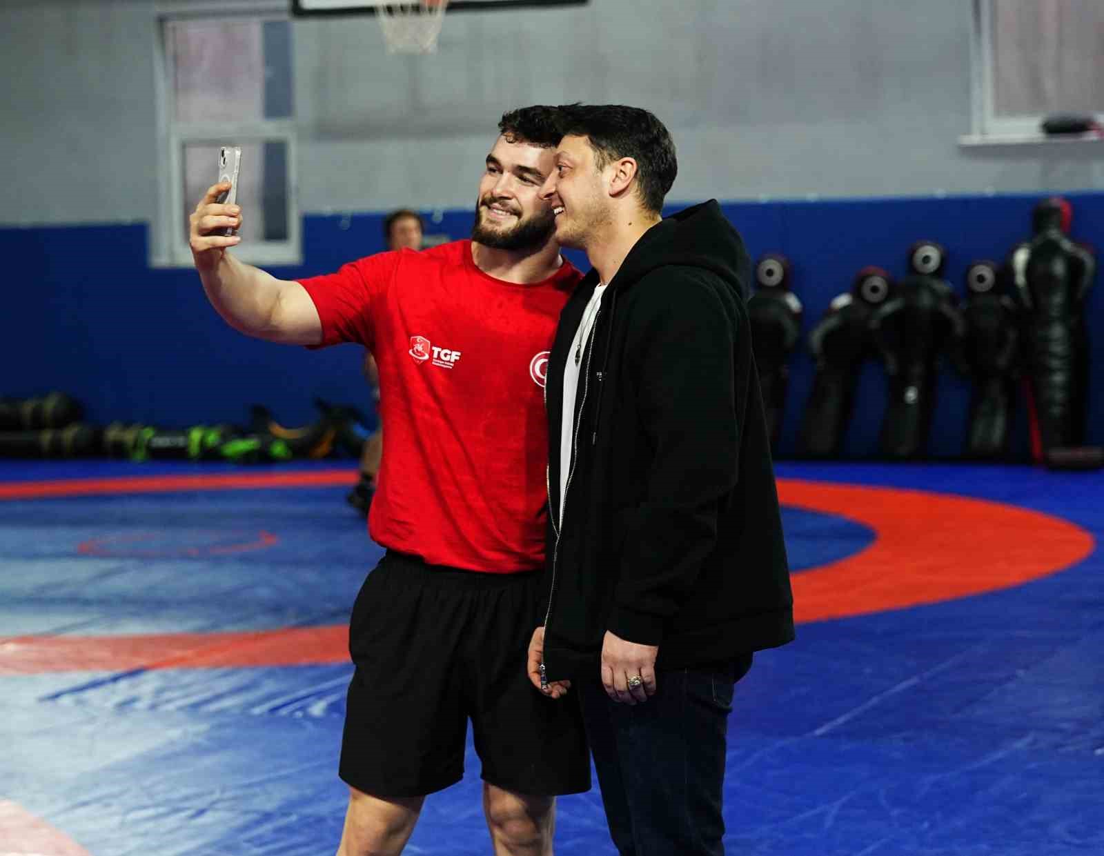 Mesut Özil’den Güreş Milli Takımı’na ziyaret
Mesut Özil’den Güreş Milli Takımı’na ziyaret