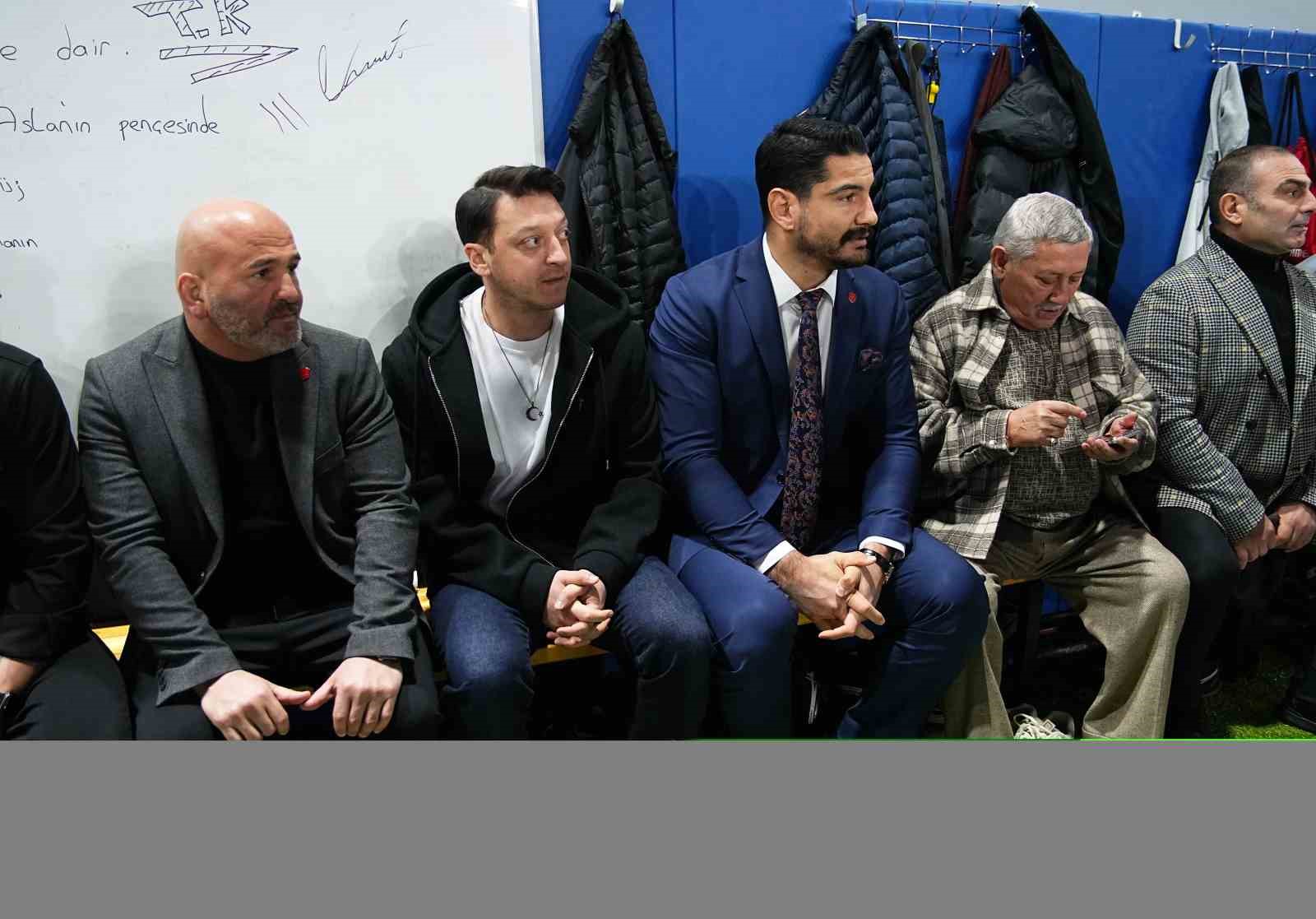 Mesut Özil’den Güreş Milli Takımı’na ziyaret
Mesut Özil’den Güreş Milli Takımı’na ziyaret