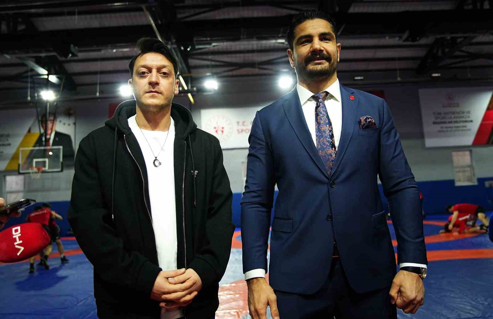 Mesut Özil’den Güreş Milli Takımı’na ziyaret
Mesut Özil’den Güreş Milli Takımı’na ziyaret