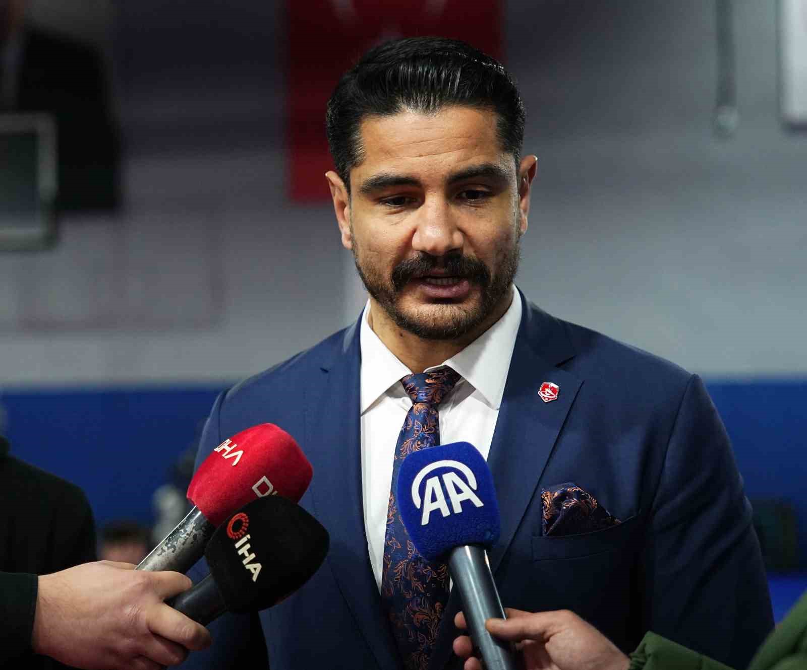 Mesut Özil’den Güreş Milli Takımı’na ziyaret
Mesut Özil’den Güreş Milli Takımı’na ziyaret