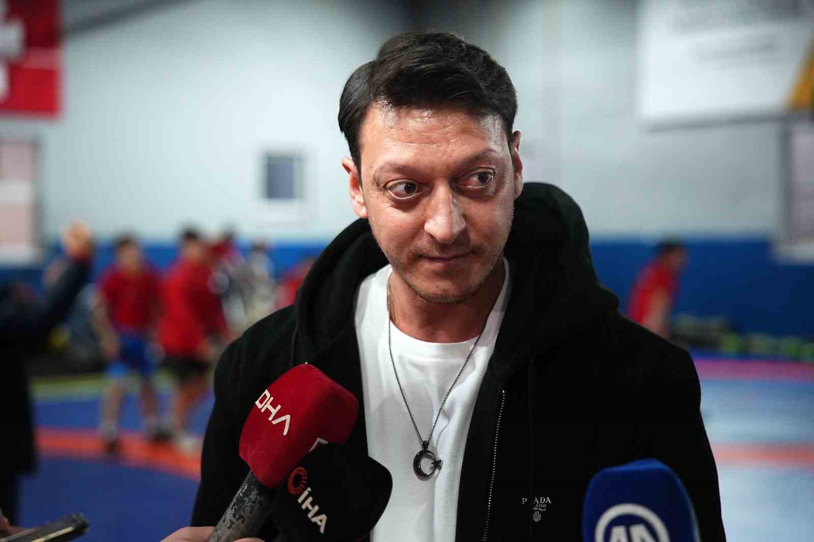 Mesut Özil’den Güreş Milli Takımı’na ziyaret
Mesut Özil’den Güreş Milli Takımı’na ziyaret