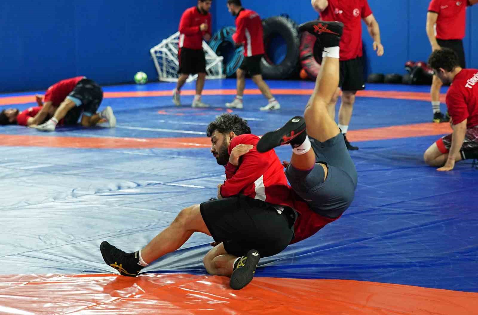 Mesut Özil’den Güreş Milli Takımı’na ziyaret
Mesut Özil’den Güreş Milli Takımı’na ziyaret