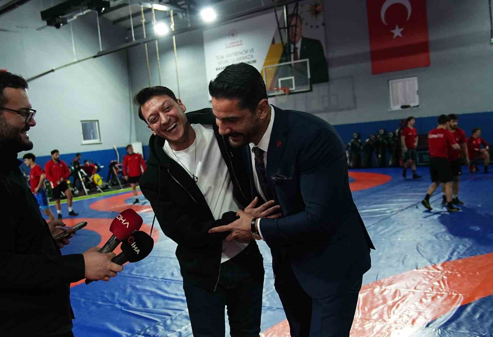 Mesut Özil’den Güreş Milli Takımı’na ziyaret
Mesut Özil’den Güreş Milli Takımı’na ziyaret
