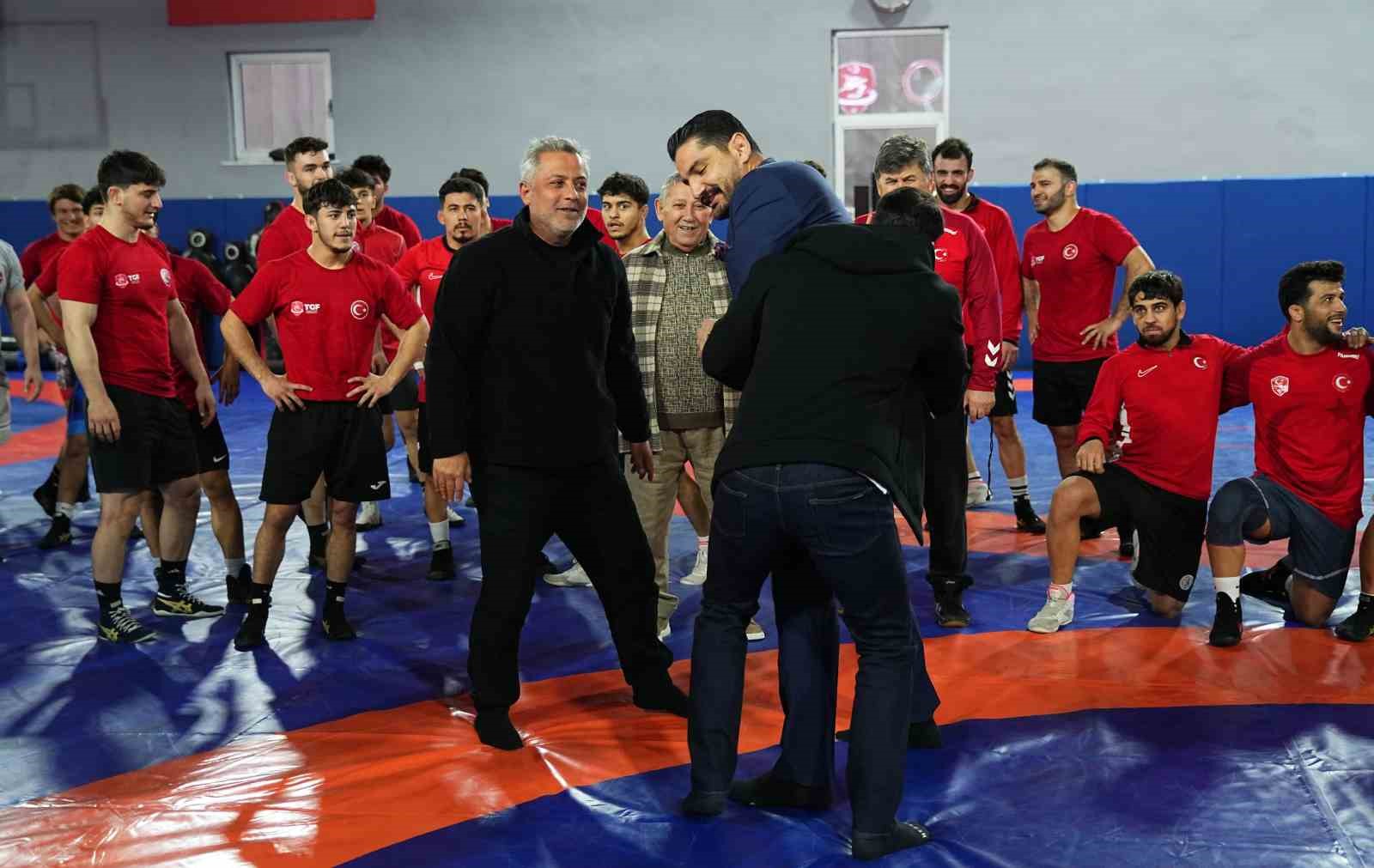 Mesut Özil’den Güreş Milli Takımı’na ziyaret
Mesut Özil’den Güreş Milli Takımı’na ziyaret