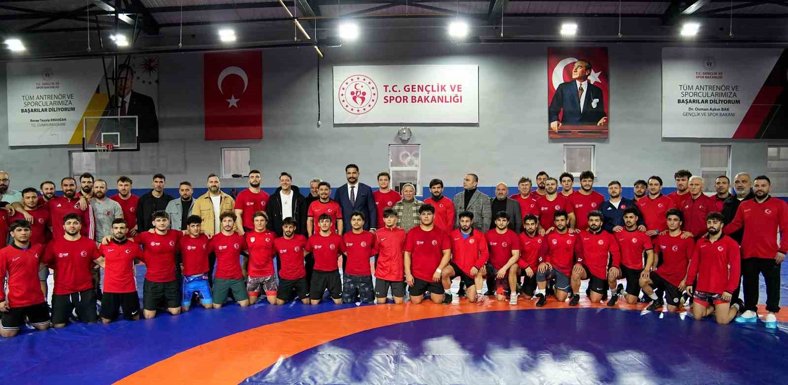 Mesut Özil’den Güreş Milli Takımı’na ziyaret
Mesut Özil’den Güreş Milli Takımı’na ziyaret