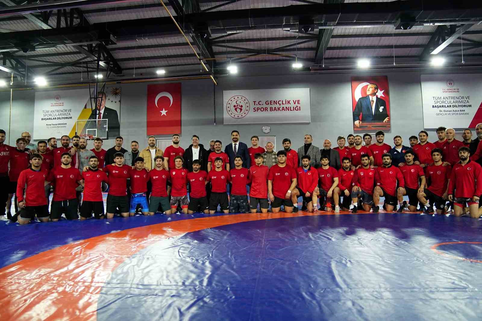 Mesut Özil’den Güreş Milli Takımı’na ziyaret
Mesut Özil’den Güreş Milli Takımı’na ziyaret