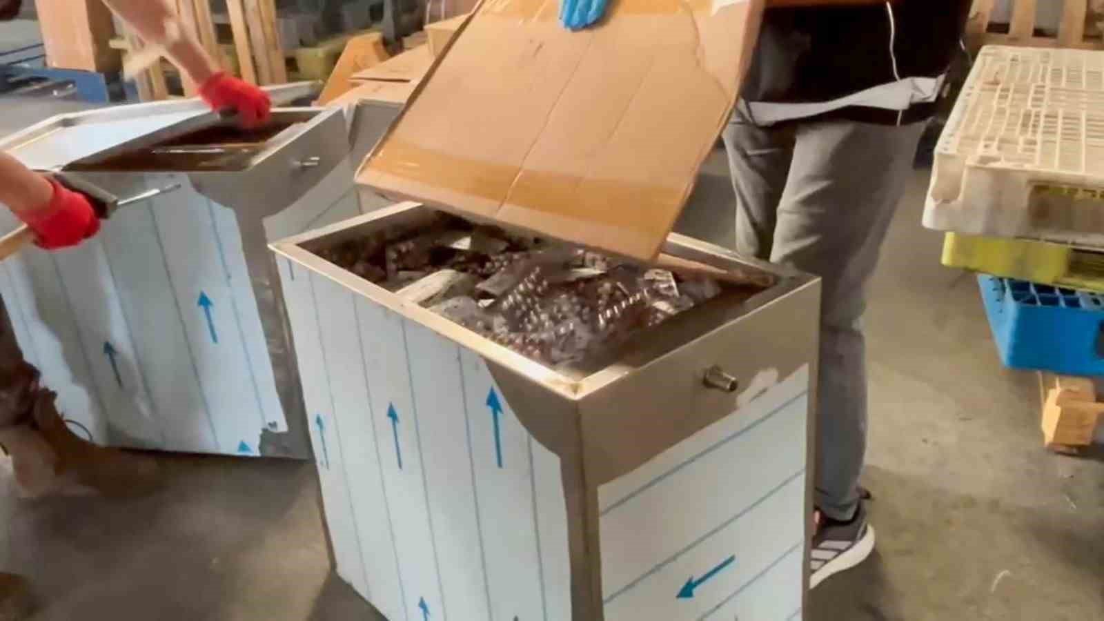 Metal kolilerden binlerce sentetik hap çıktı: 2 kişi tutuklandı
