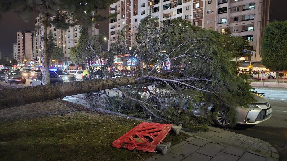 Meteoroloji’den ’kuvvetli rüzgar’ ve ’fırtına’ uyarısı
