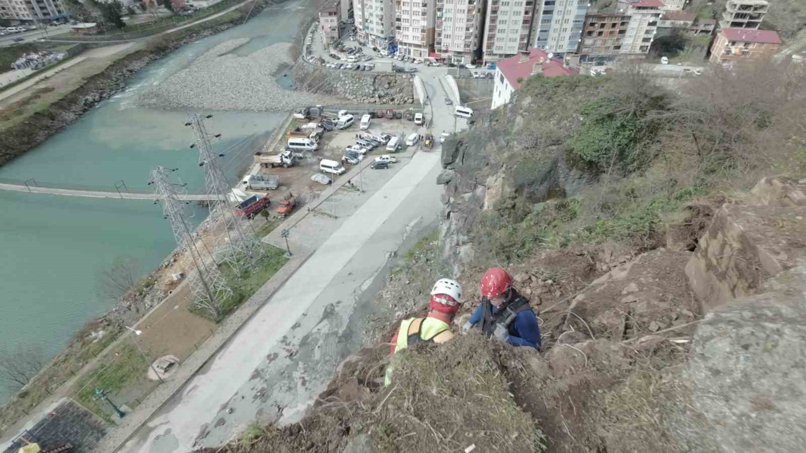 Metrelerce yükseklikte tehlikeli görev
