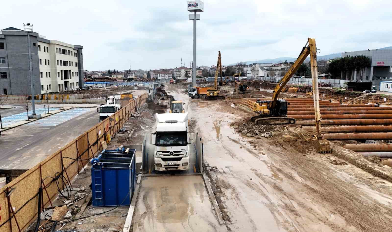 Metro şantiyesinden çıkan araçlar temizlendikten sonra trafiğe karışıyor
