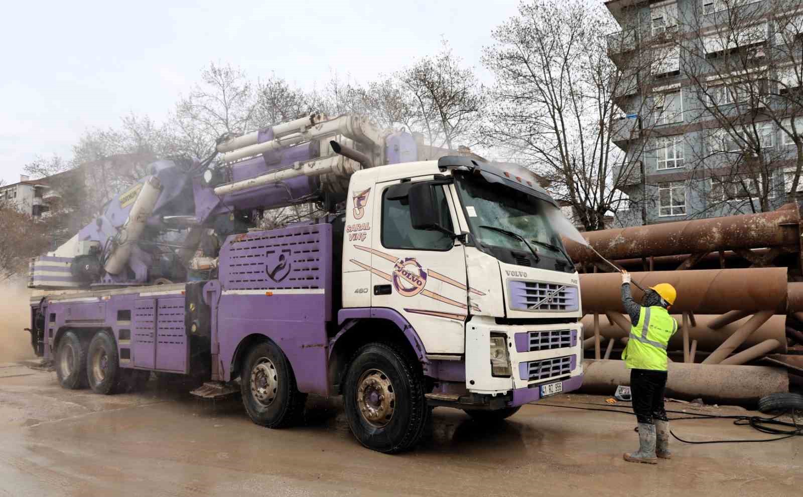 Metro şantiyesinden çıkan araçlar temizlendikten sonra trafiğe karışıyor
