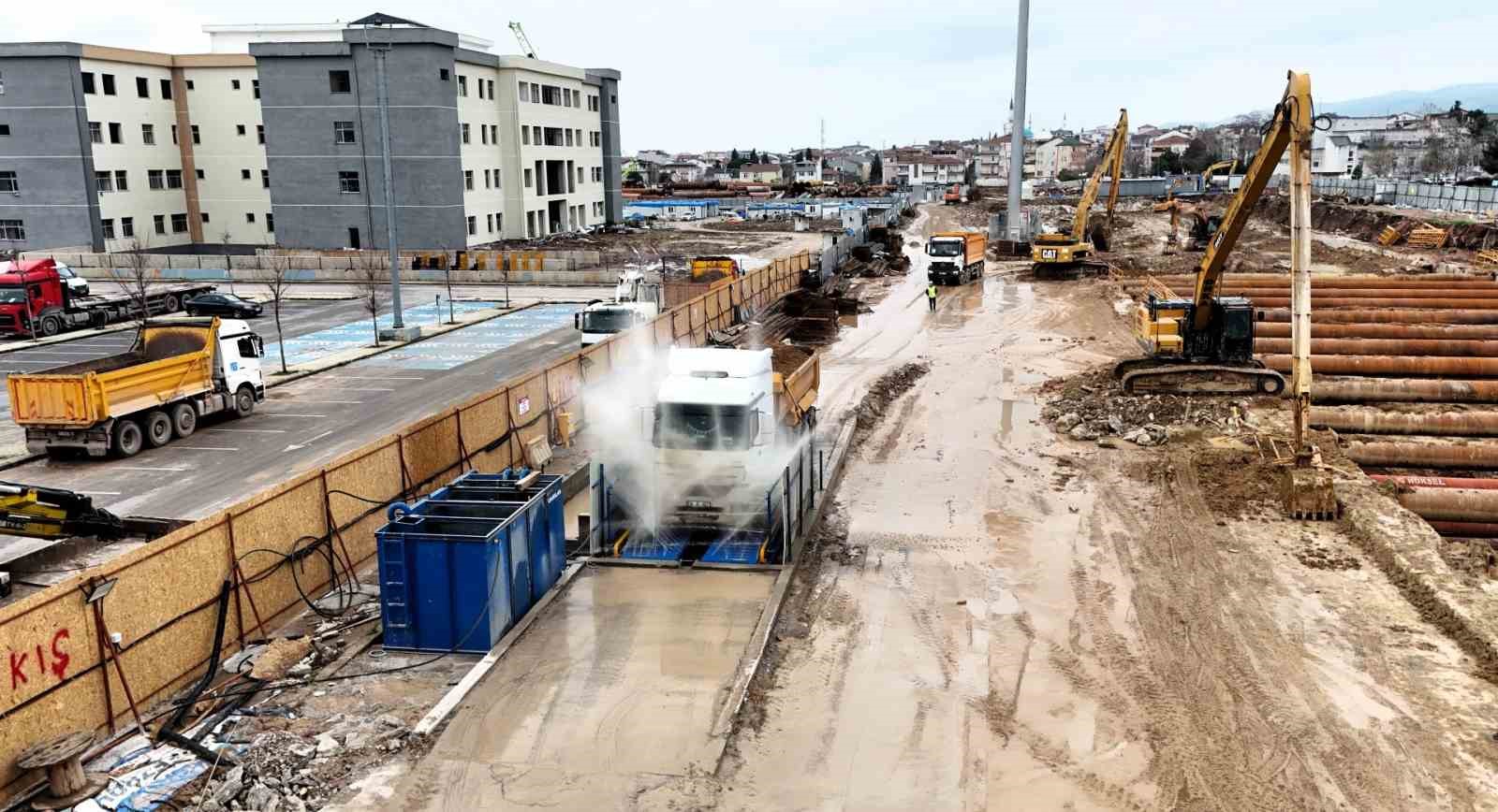 Metro şantiyesinden çıkan araçlar temizlendikten sonra trafiğe karışıyor
