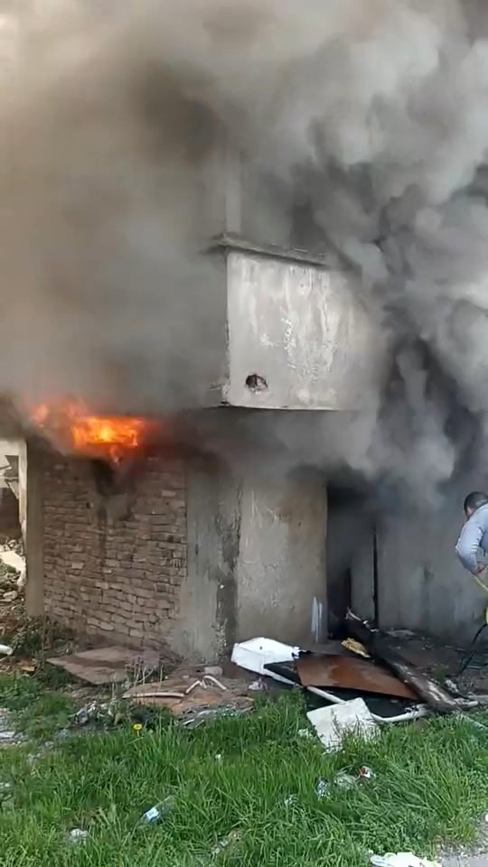 Metruk bina alev alev yandı
