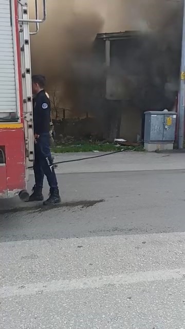 Metruk bina alev alev yandı
