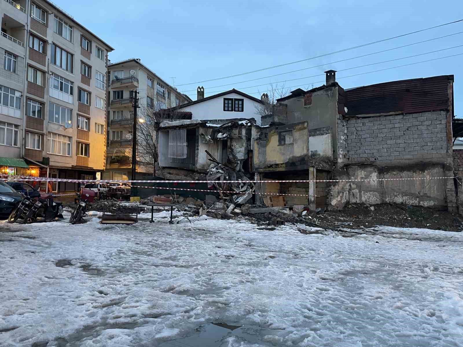 Metruk bina çöktü, mahallede panik yaşandı

