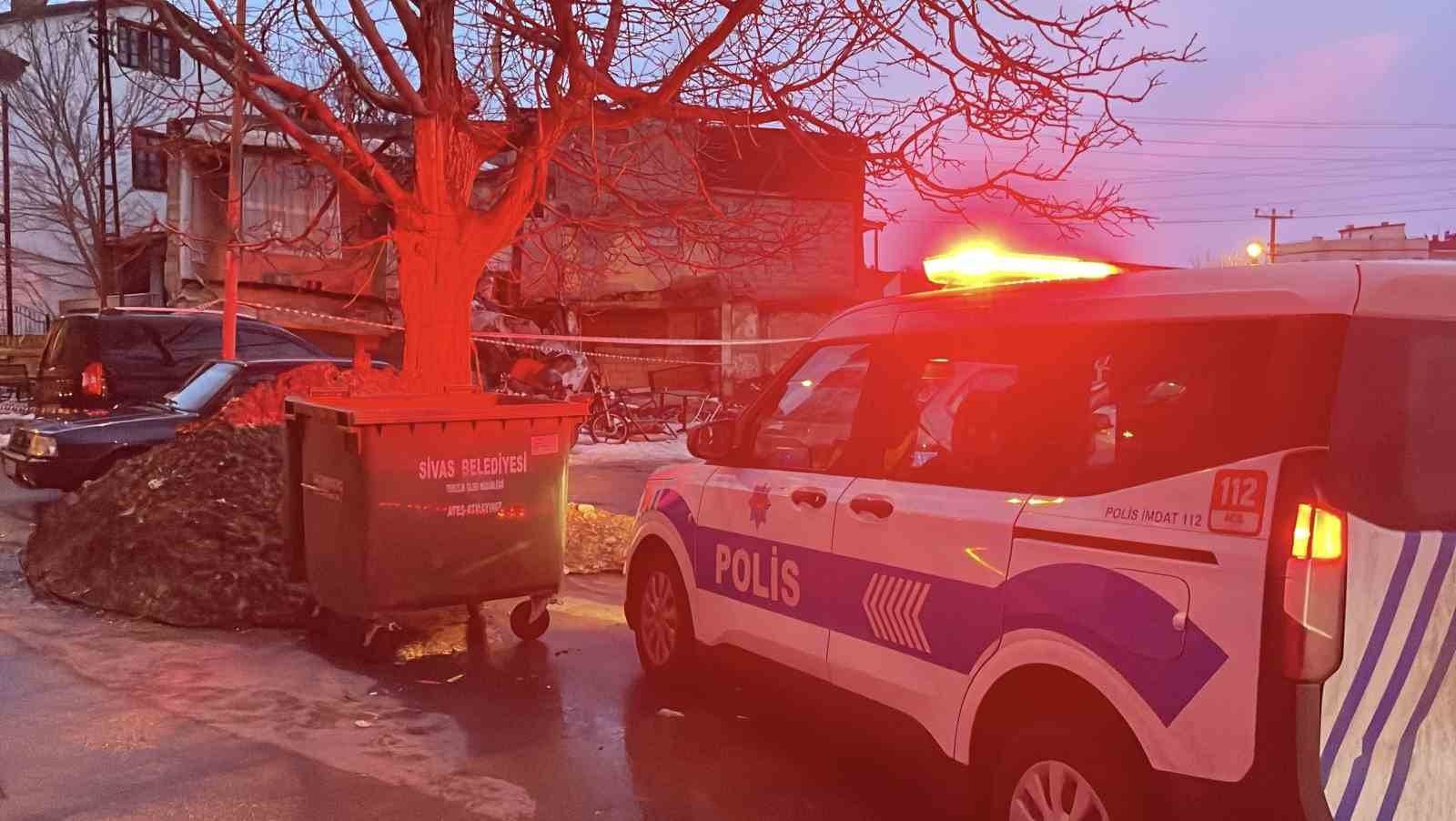 Metruk bina çöktü, mahallede panik yaşandı
