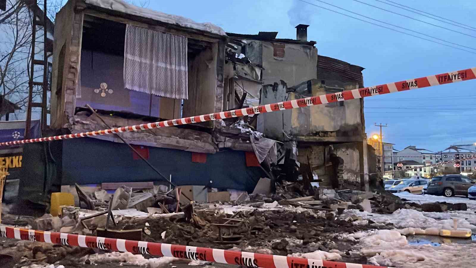 Metruk bina çöktü, mahallede panik yaşandı
