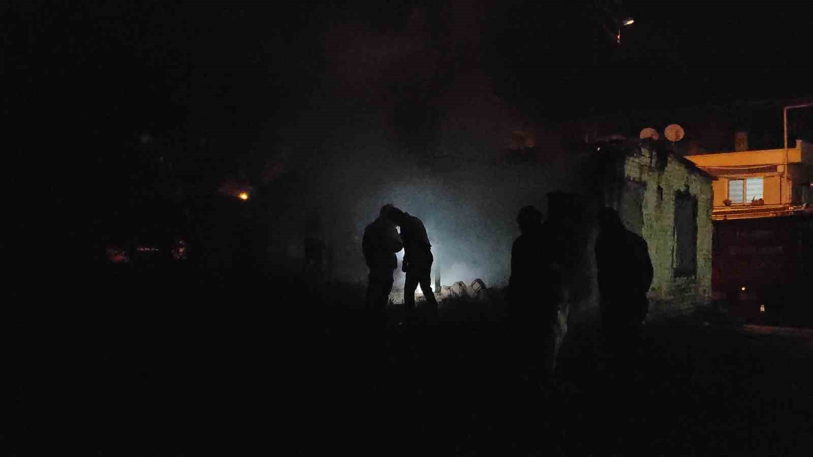 Metruk binadaki yangın korkuttu
