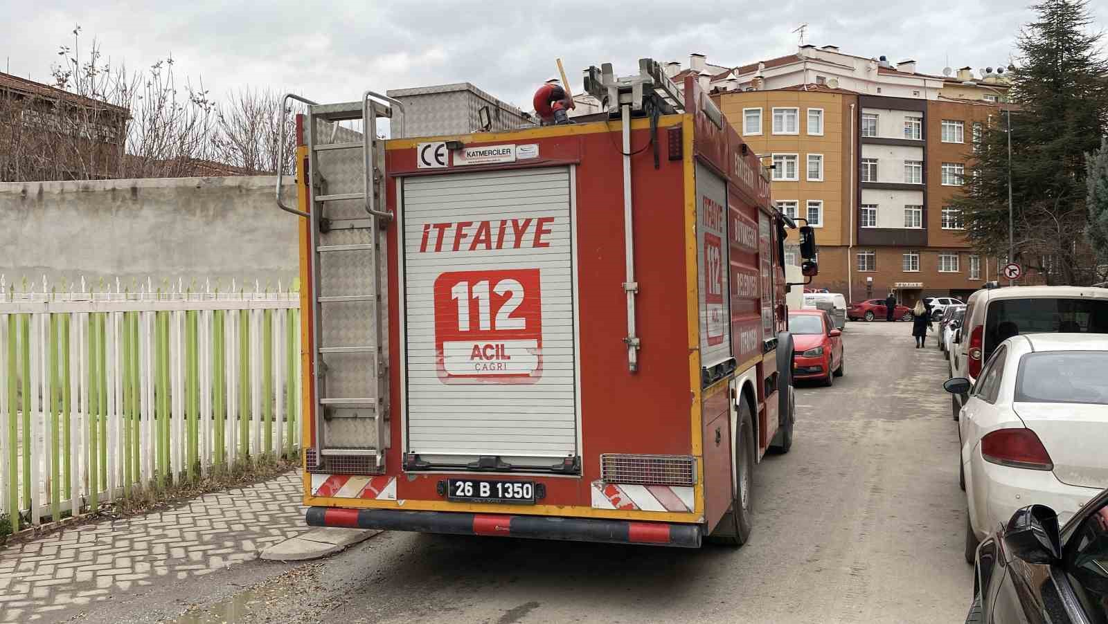 Metruk binanın çatı duvarı otoparka devrildi, 6 araçta hasar oluştu
