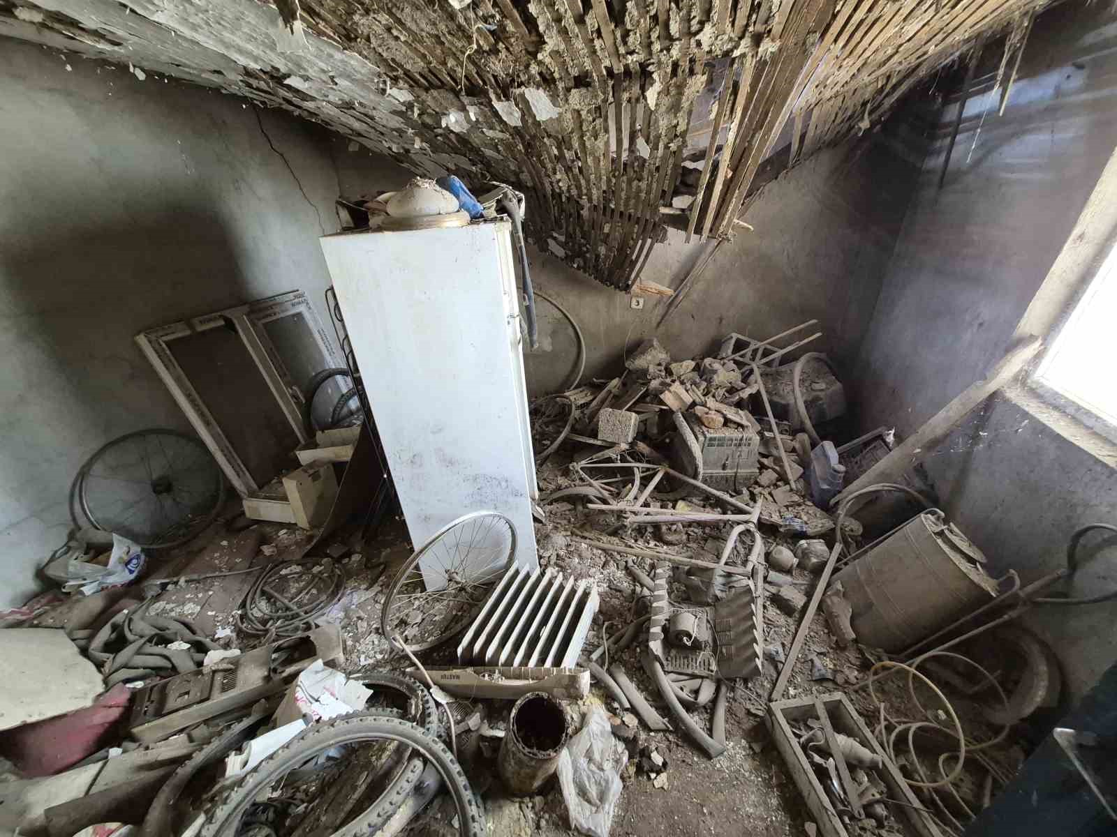 Metruk evde yalnız yaşayan yaşlı adam yaşam mücadelesi veriyor
